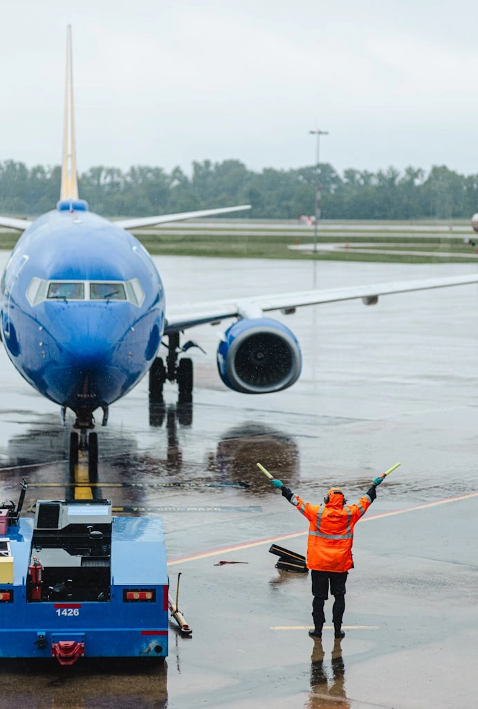 air traffic controller of southwest airlines preventing wake turbulence