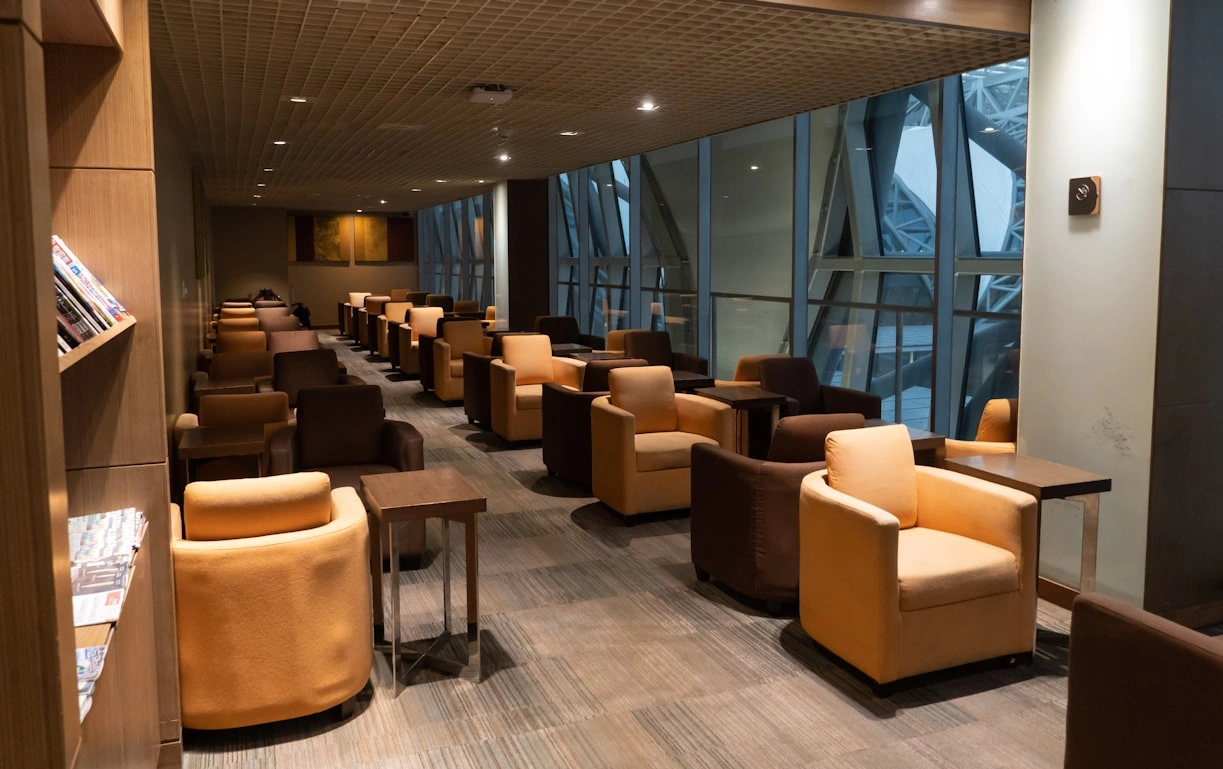 airlines status lounge of united, delta and american airlines