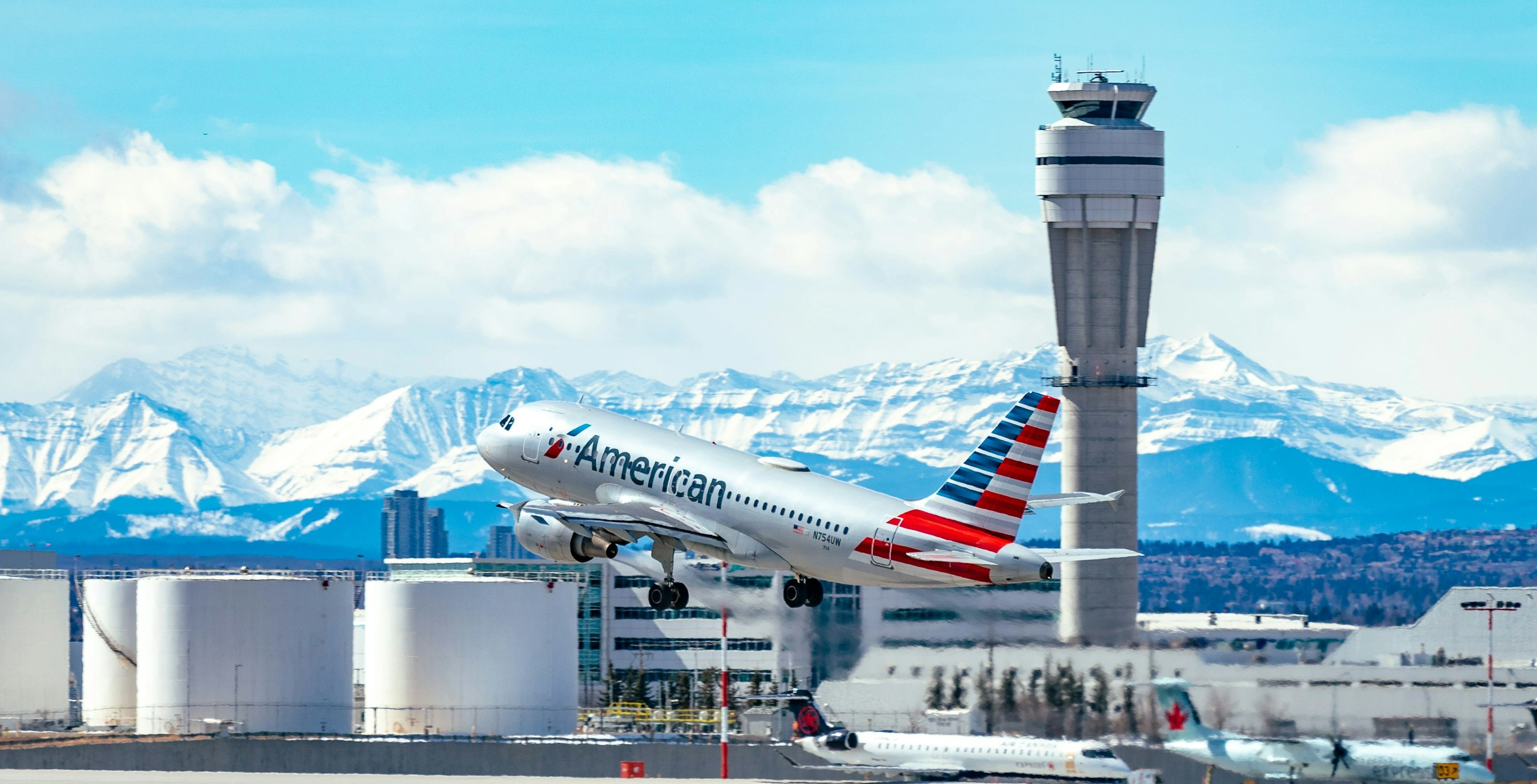 American Airlines A319 blasting off on a gorgeous spring day 