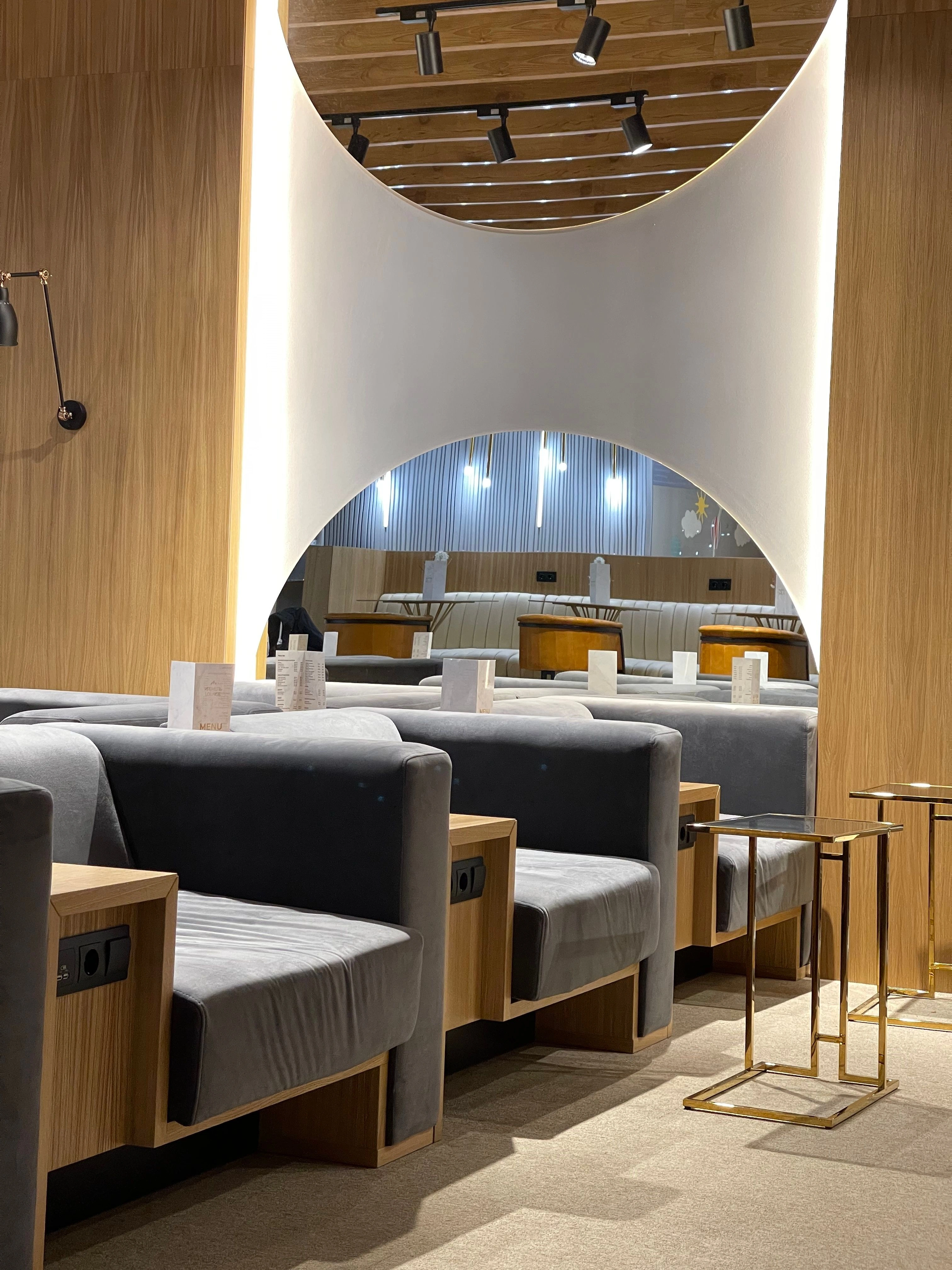 amex platinum lounge access with priority access