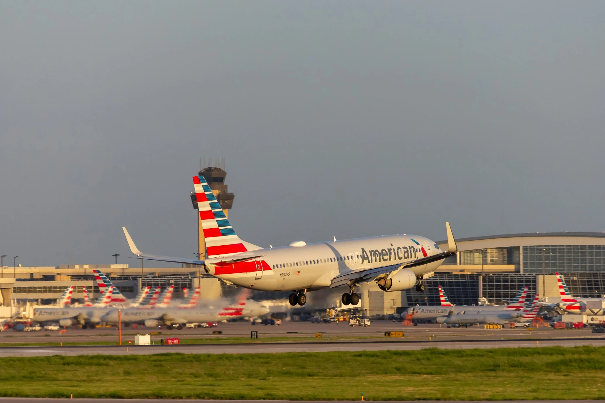 Boeing 737 American Airlines Landing at DFW Airport USA