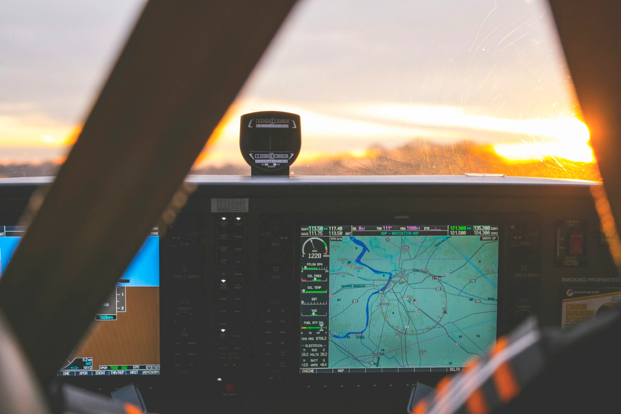 FAA air traffic control radar screen displaying aircraft altitude tags managing 1,000 foot RVSM vertical separation in US domestic airspace