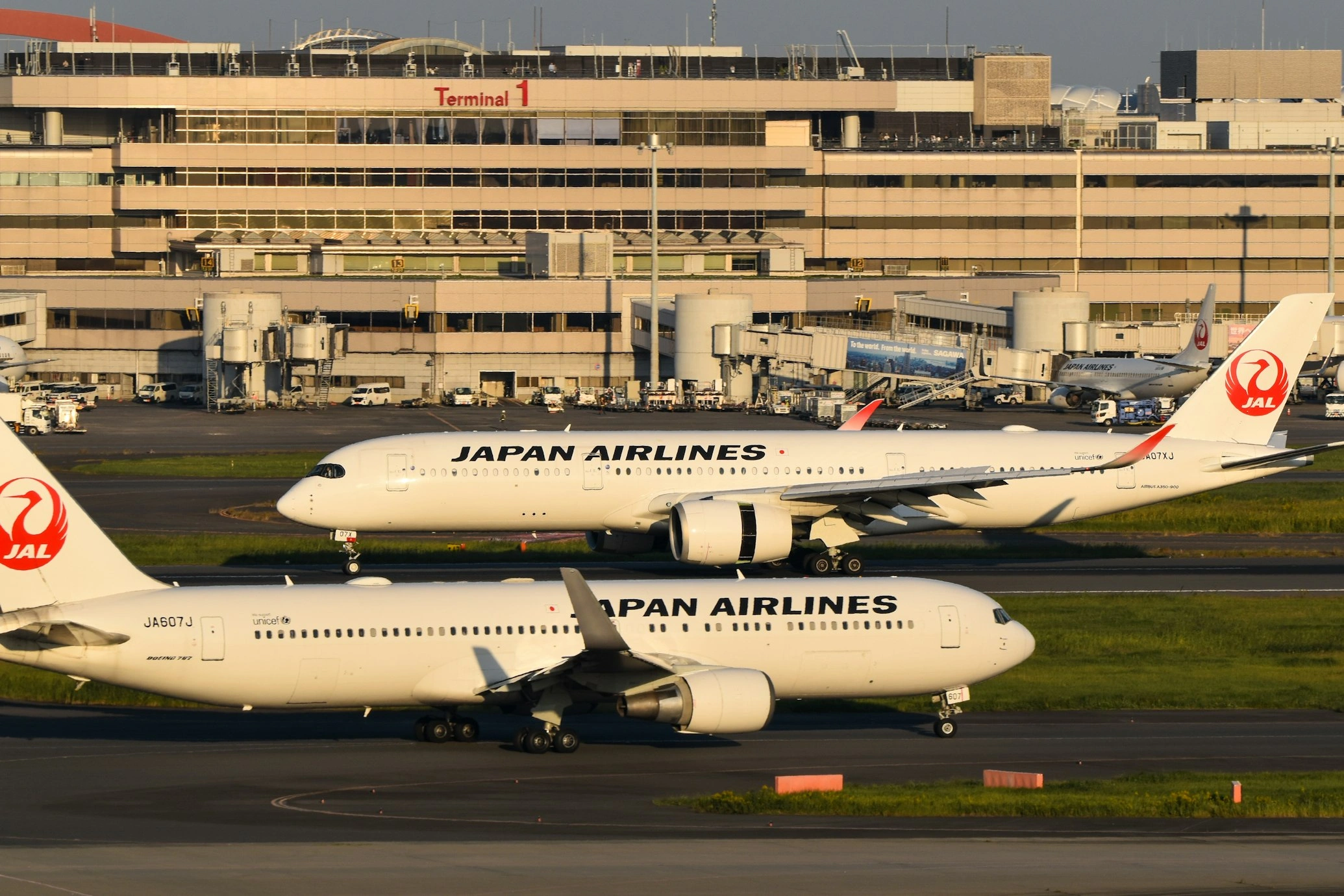 japan airlines at Tokyo Haneda Airport (HND)  