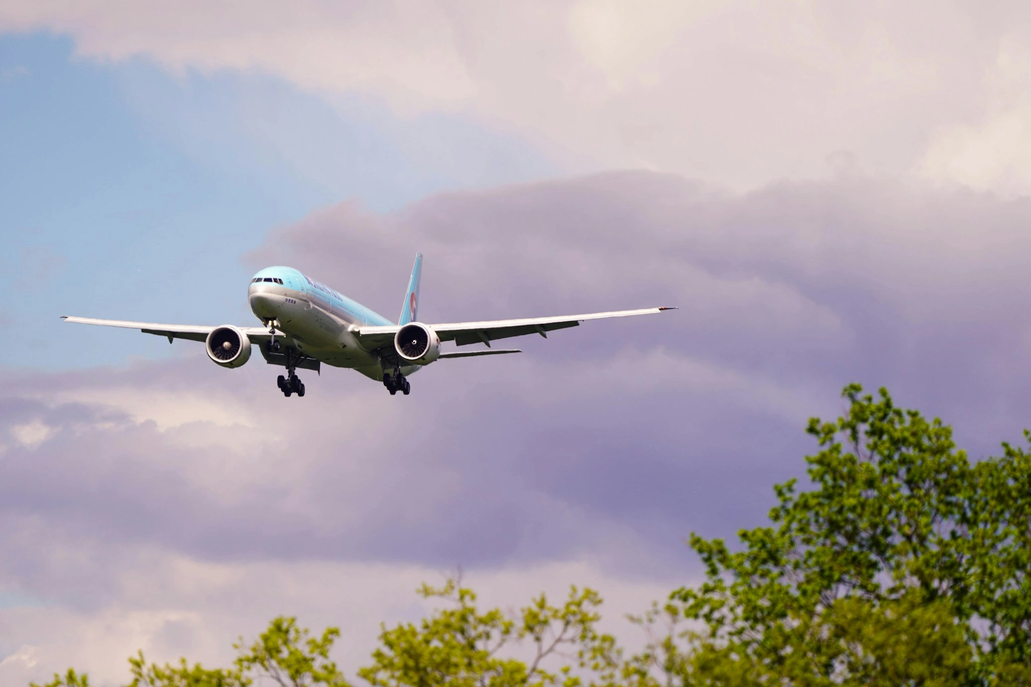 korean-air-boeing-777-landing