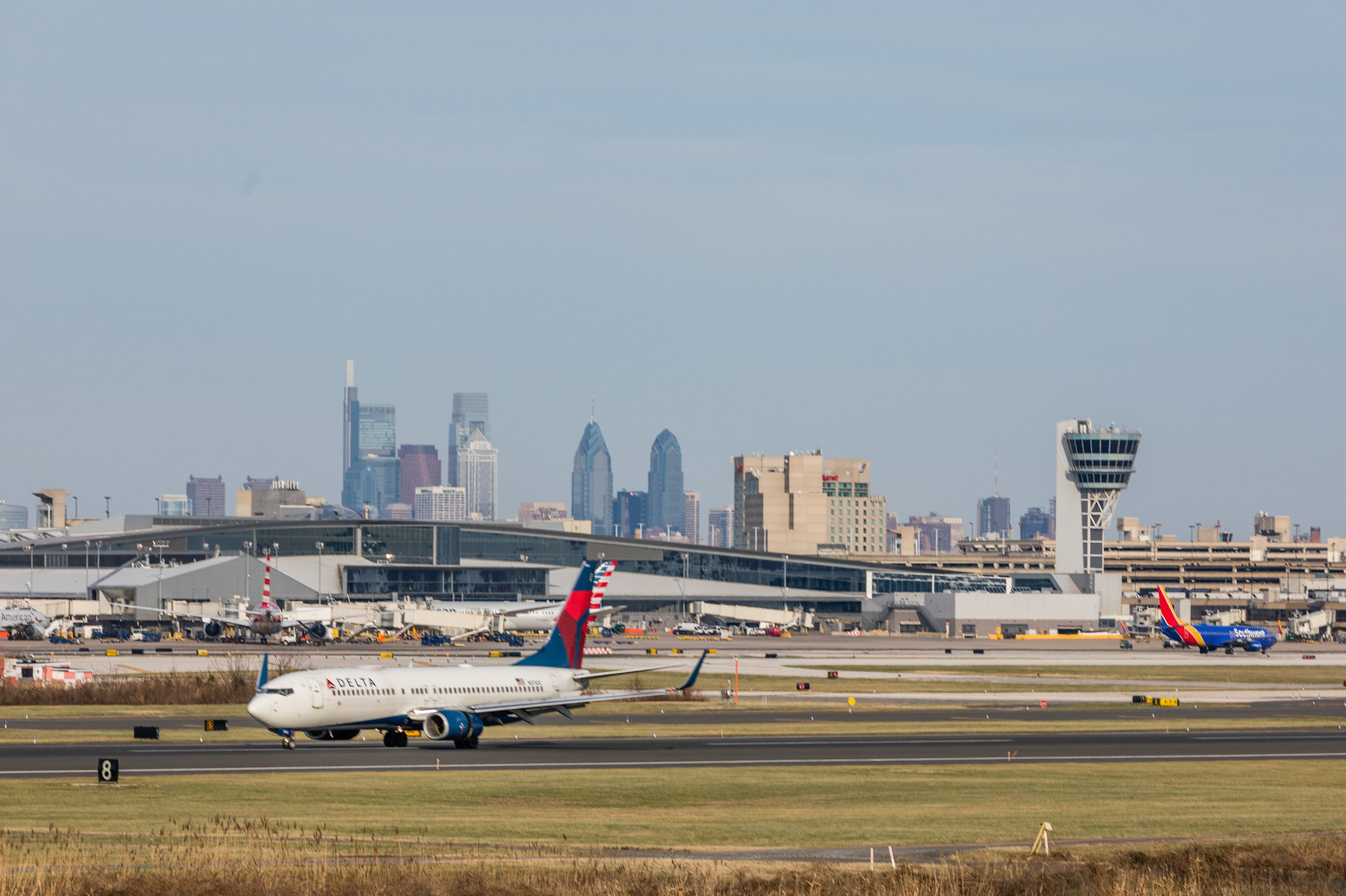 philadelphia international airport terminal delta airline on the runway