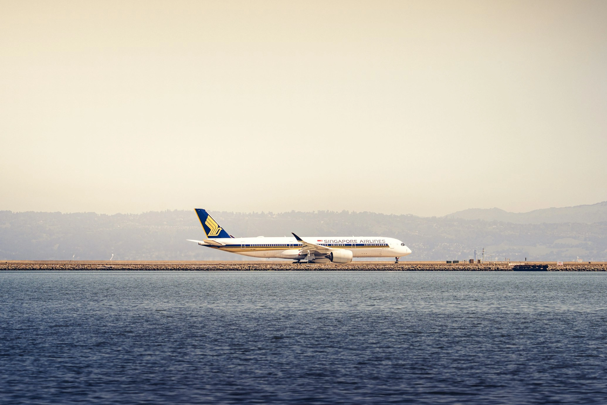 Singapore Airlines Airbus a350-900 taxiing toward runway 28 left at sanfrancisco international airport