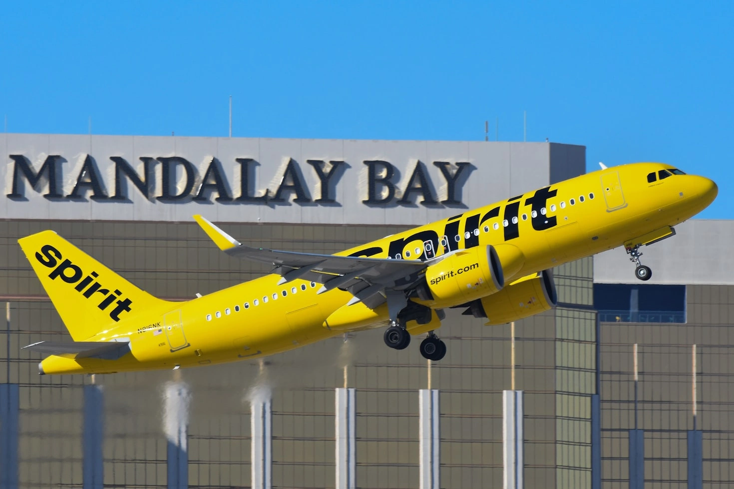 spirit-airlines-A320neo-departing-las-vegas-at-Mandalay-Bay-resort