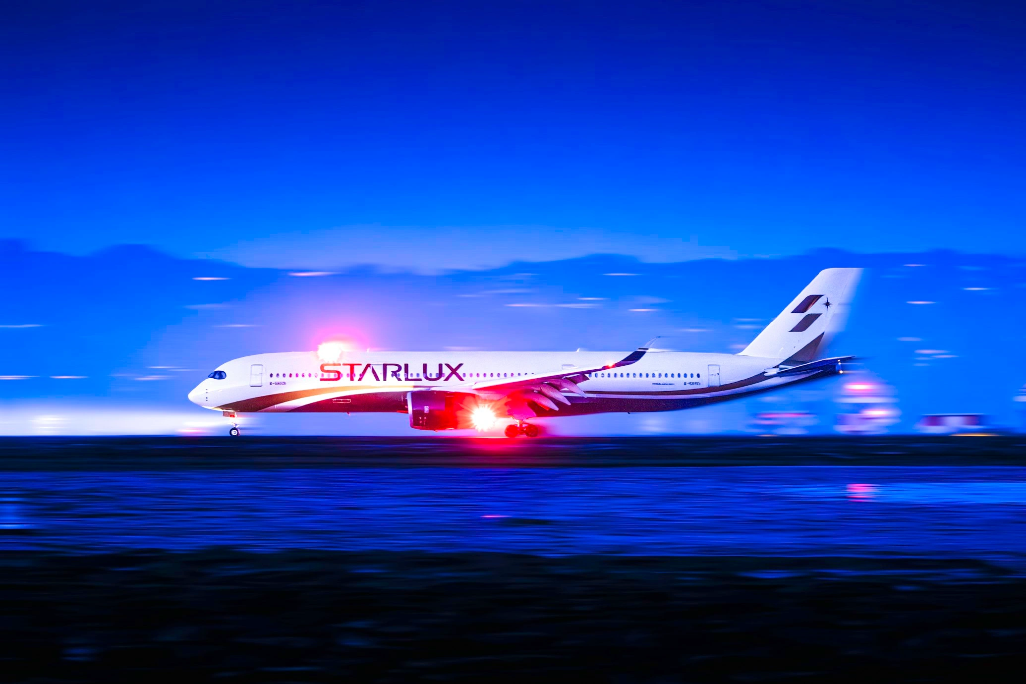 Starlux airbus a350-900 landing on Runway 28l at san francisco international airport (sfo)