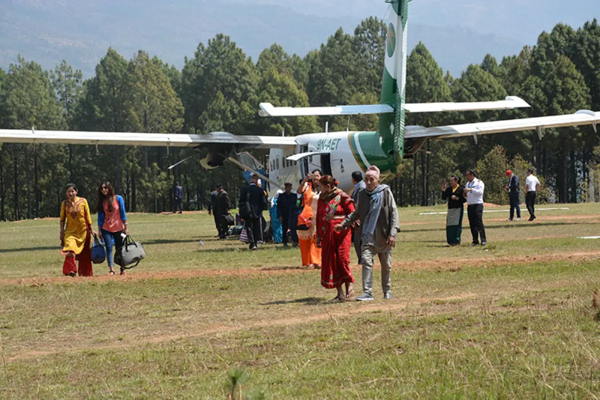 twin-otter-9N-AKL-at-balewa-airport