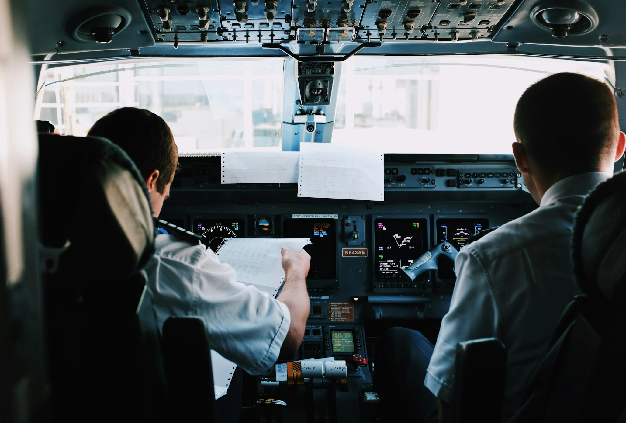 two-pilots-in-cockpit-flying-us-airlines