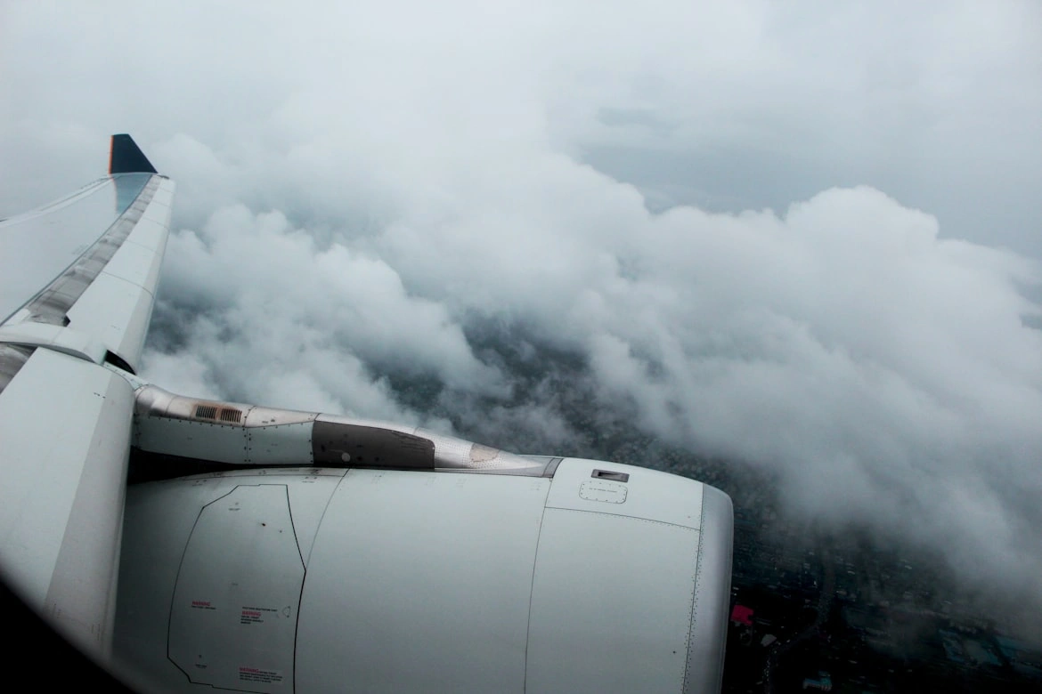 Wake Turbulence vs Regular Turbulence of a airplane window in the mid flight
